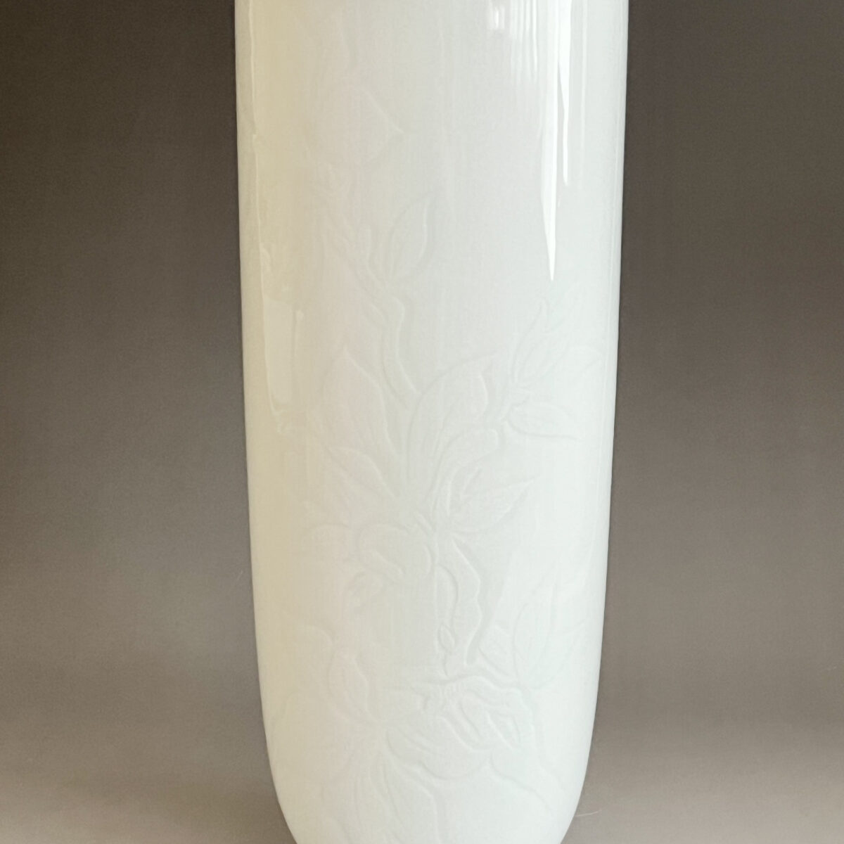 白磁彫文　花入