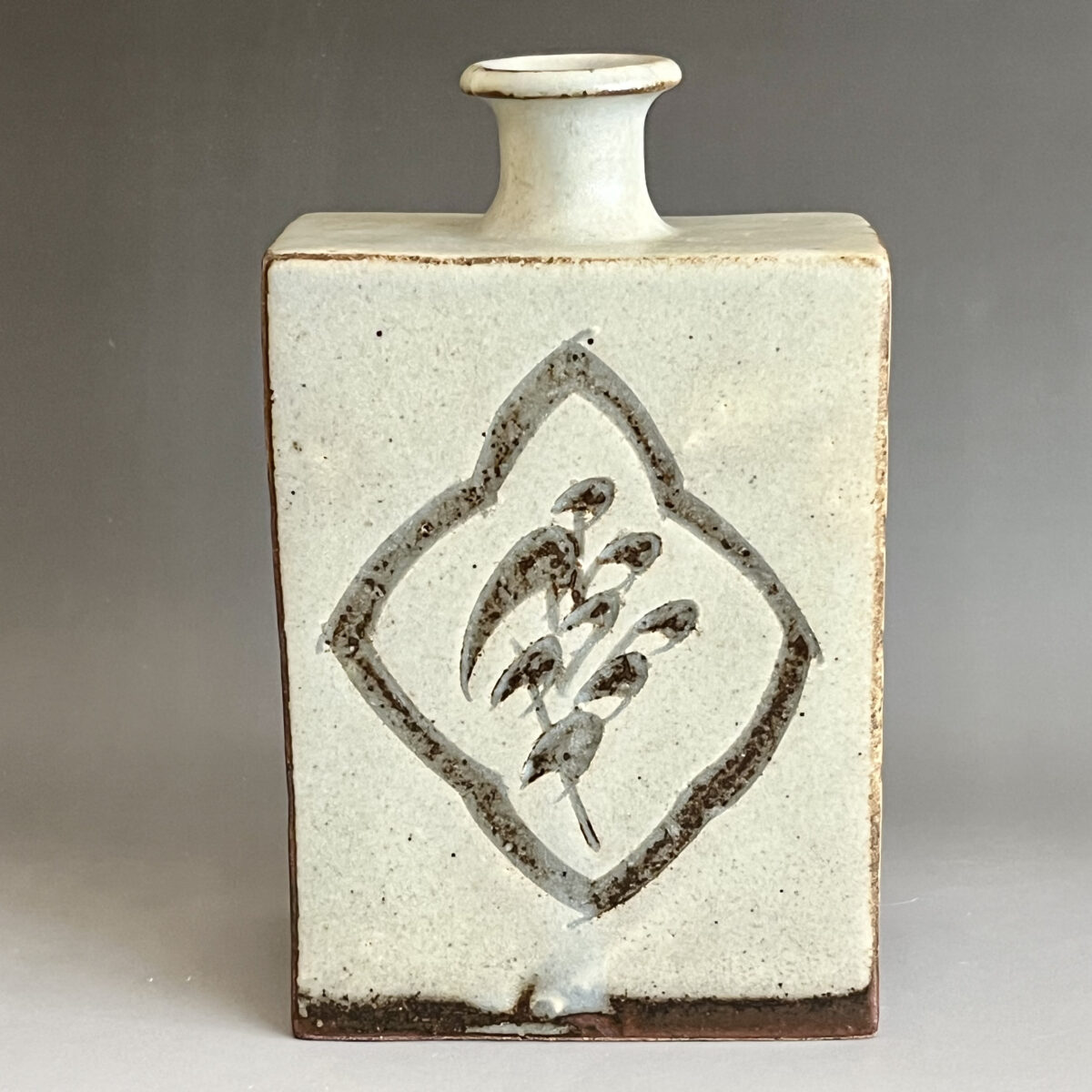 益子焼　彫絵　草花文　扁壷