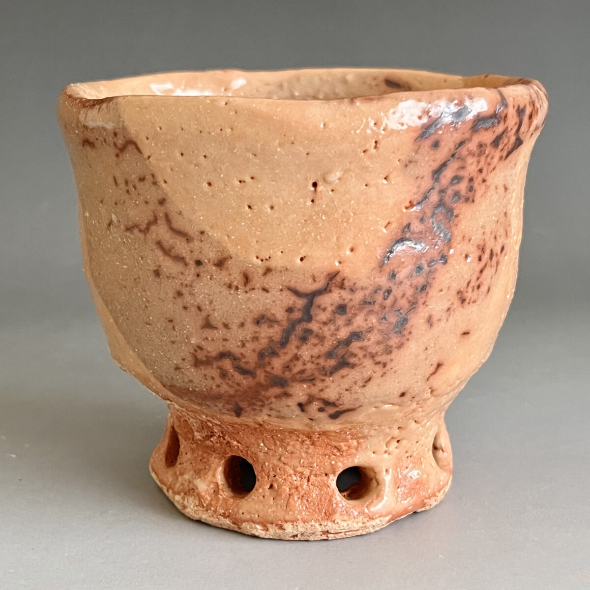 茜志野　旅茶碗　透かし高台