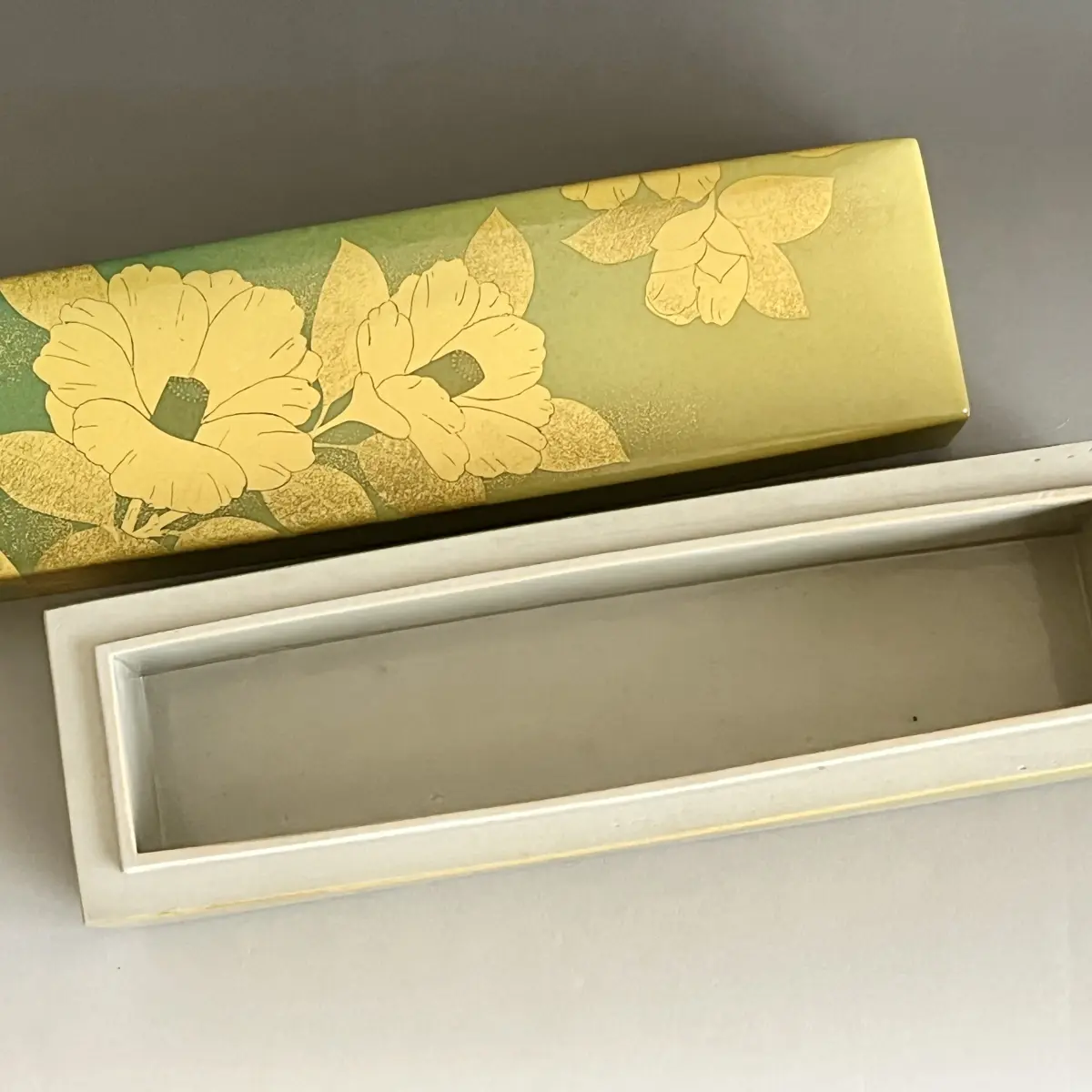 ☆ 人間国宝 吉田美統 九谷焼 釉裏金彩 椿文 陶筥 胴径31.5㎝ 蓋物