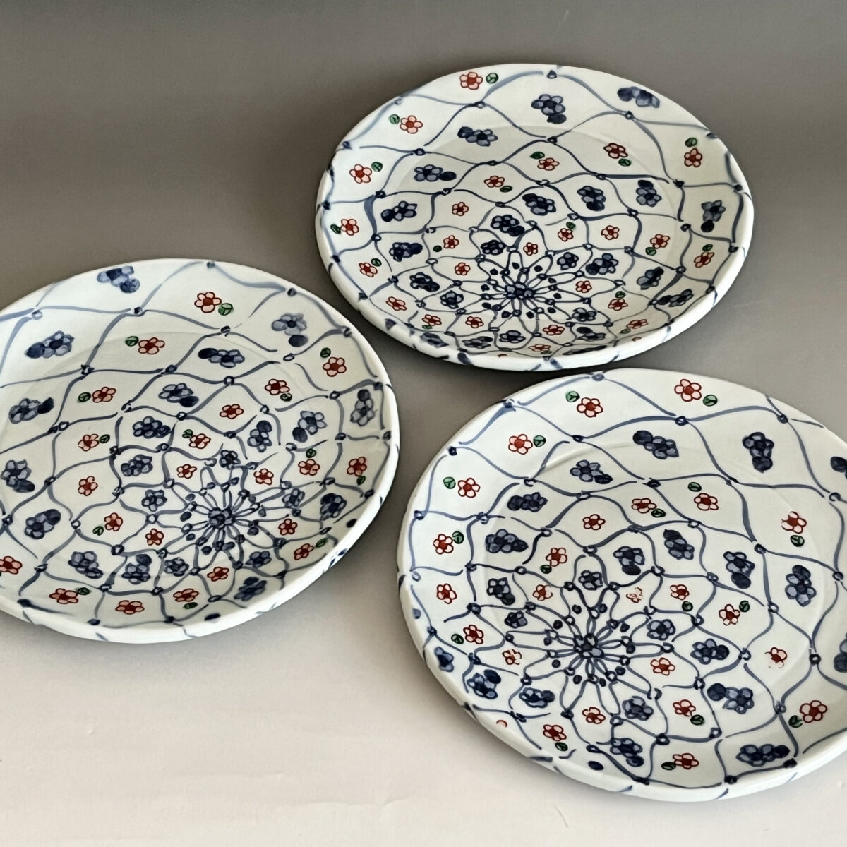 染付網手　色絵梅花紋　皿