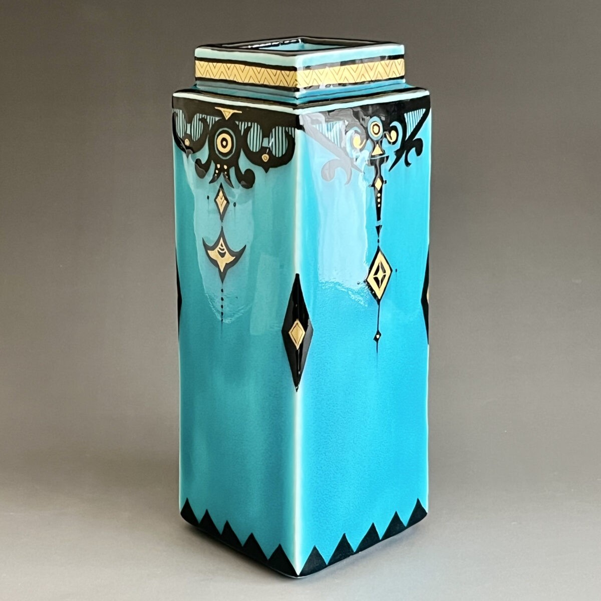 青釉金彩　瓔珞文　四方壷