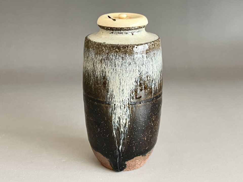 ⚫︎ 鶴田純久　朝鮮唐津　茶入　亀甲地小花紋　仕覆付き　茶道具