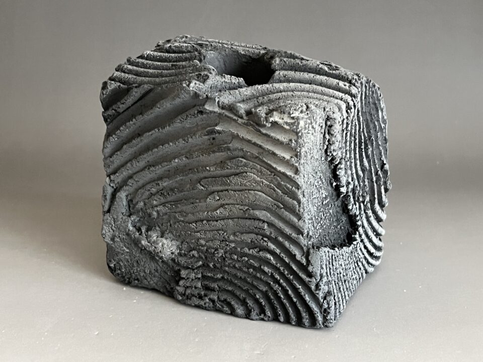 坂田甚内　黒陶　深甚紋　角花入　花瓶　花器　モダン　現代アート