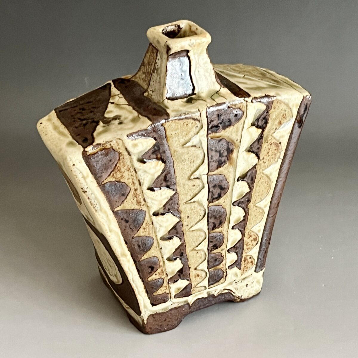 灰釉　鉤文　扁壷