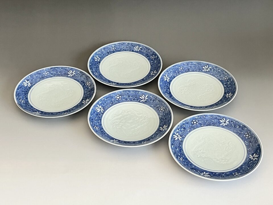 小坂屋陶　青雲　青華様唐草画　陽刻　銘々皿　五客　五枚　染付　大明嘉靖年製　懐石　会席　和食器