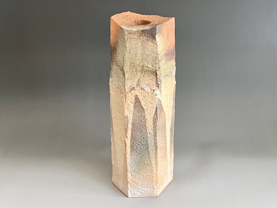 大和保男　萩炎彩粉引掛　六面花瓶　高さ32.5㎝　花入　花生　花器　茶道具