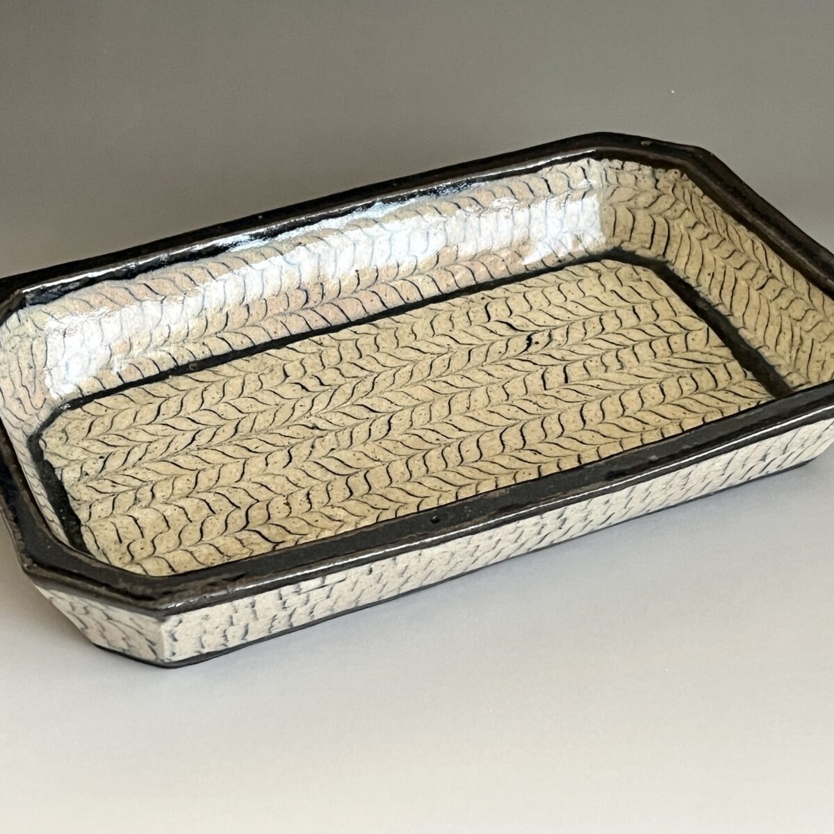 藍練上隅落角皿　胴径26.5㎝