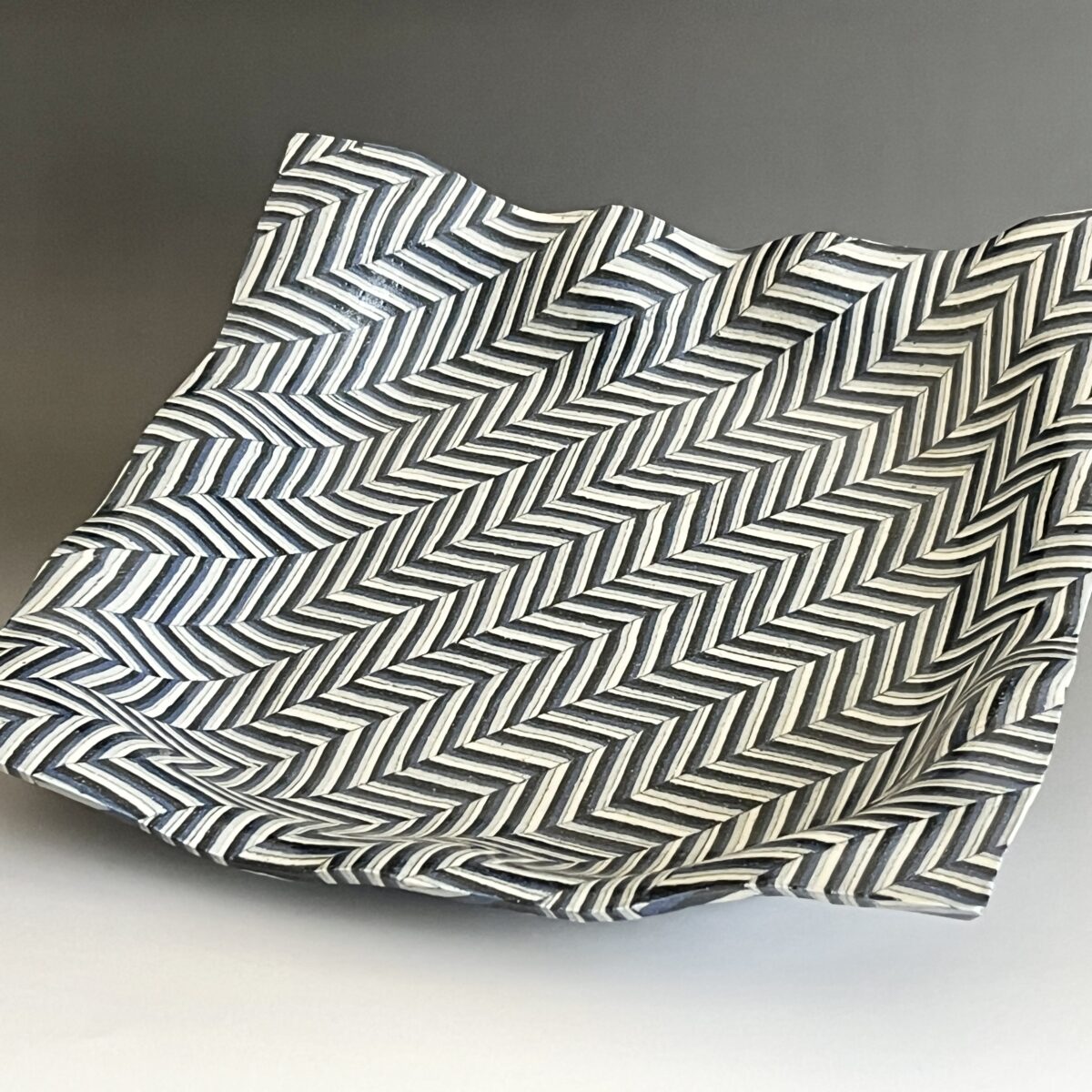 練上波四方盛器　胴径31.5㎝