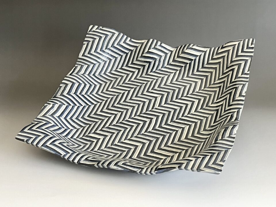 會田雄亮 （師 宮之原謙） 忍野窯　練上波四方盛器　胴径31.5㎝　大皿　四方皿