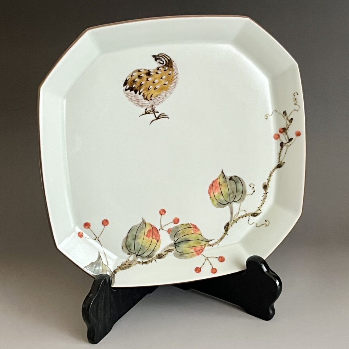 色絵鶉山帰来紋　隅切皿