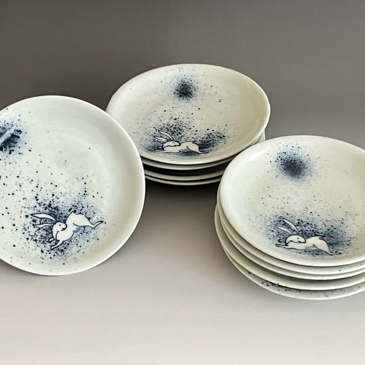 染付　兎皿　十客　伊万里写し吹墨兎文　