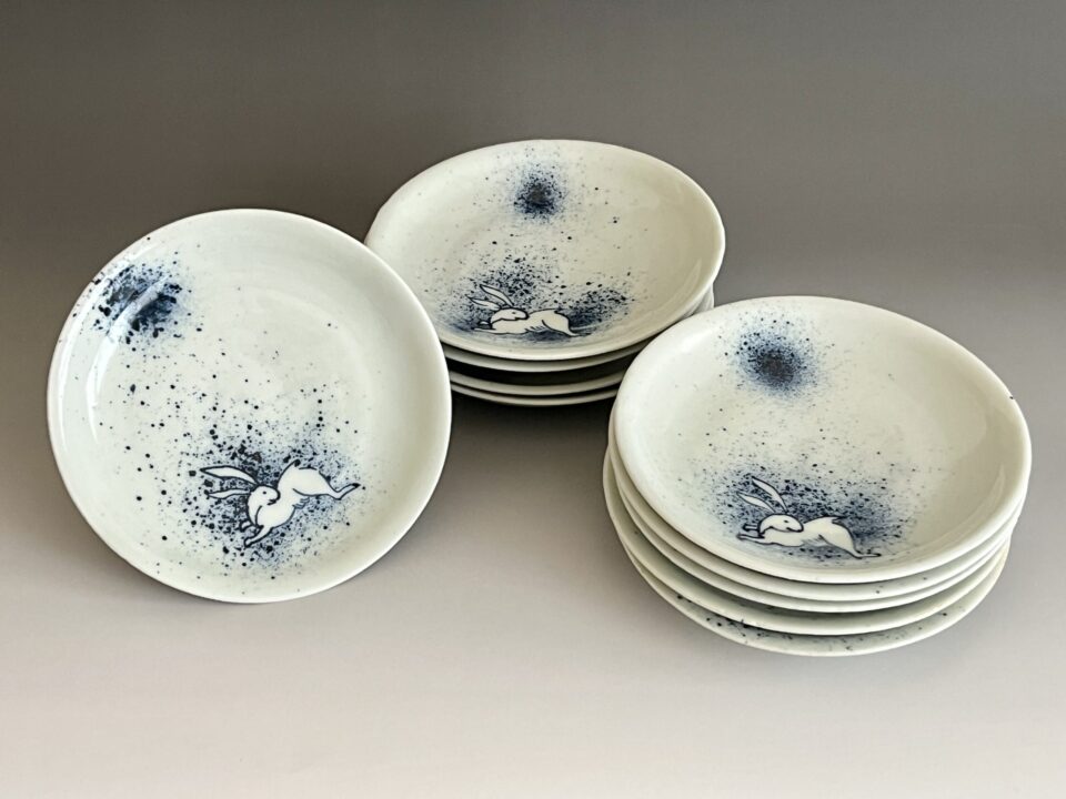 ★ 豊場惺也 （師 人間国宝 荒川豊蔵）　染付　兎皿　伊万里写し　吹墨兎文　十客　十枚　銘々皿　懐石　会席　和食器