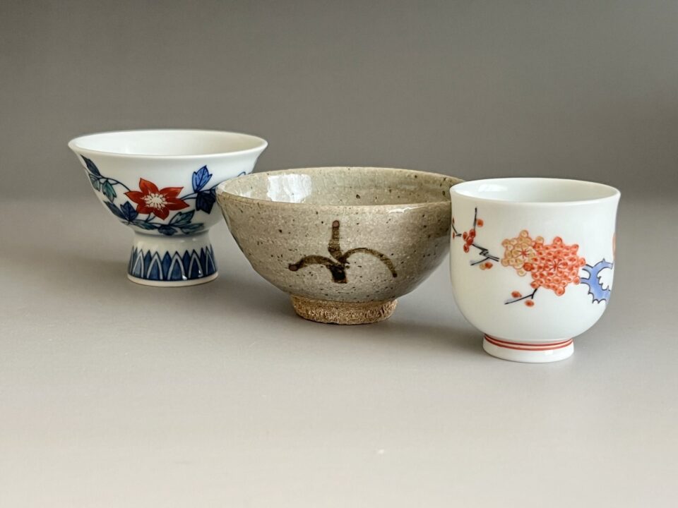 三右衛門 十三代　今泉今右衛門(錦鉄仙絵盃) 中里太郎右衛門(絵唐津山盃) 酒井田柿右衛門(梅雪文酒盃) ぐい呑３種　酒器