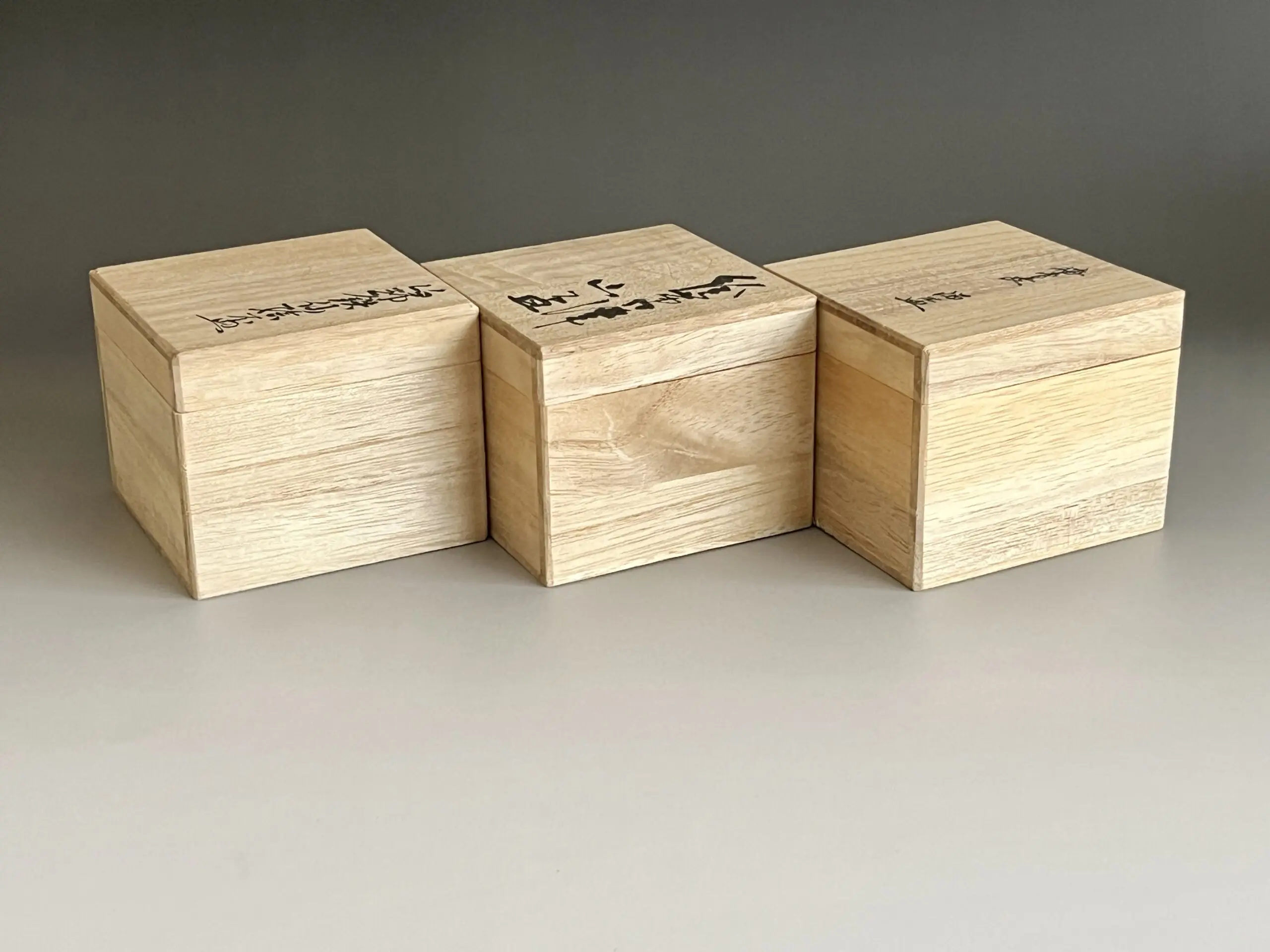 共箱／布箱（内側にシミ汚れ有り）