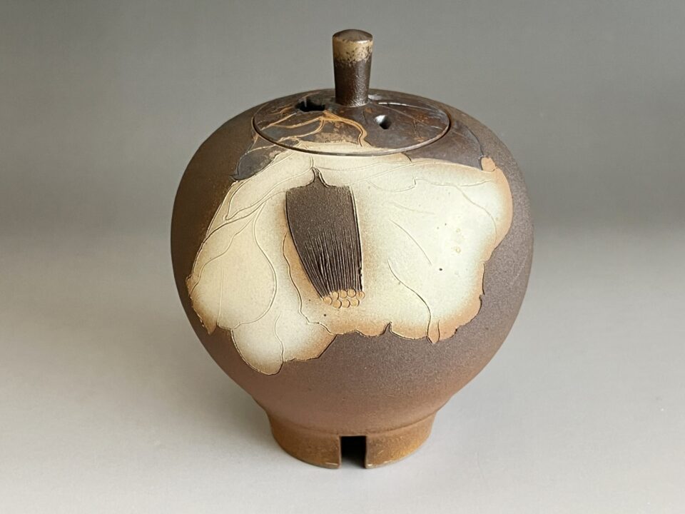 ⚫︎ 林小六  慶六 （師 楠部彌弌）　泥彩椿香炉　茶道具