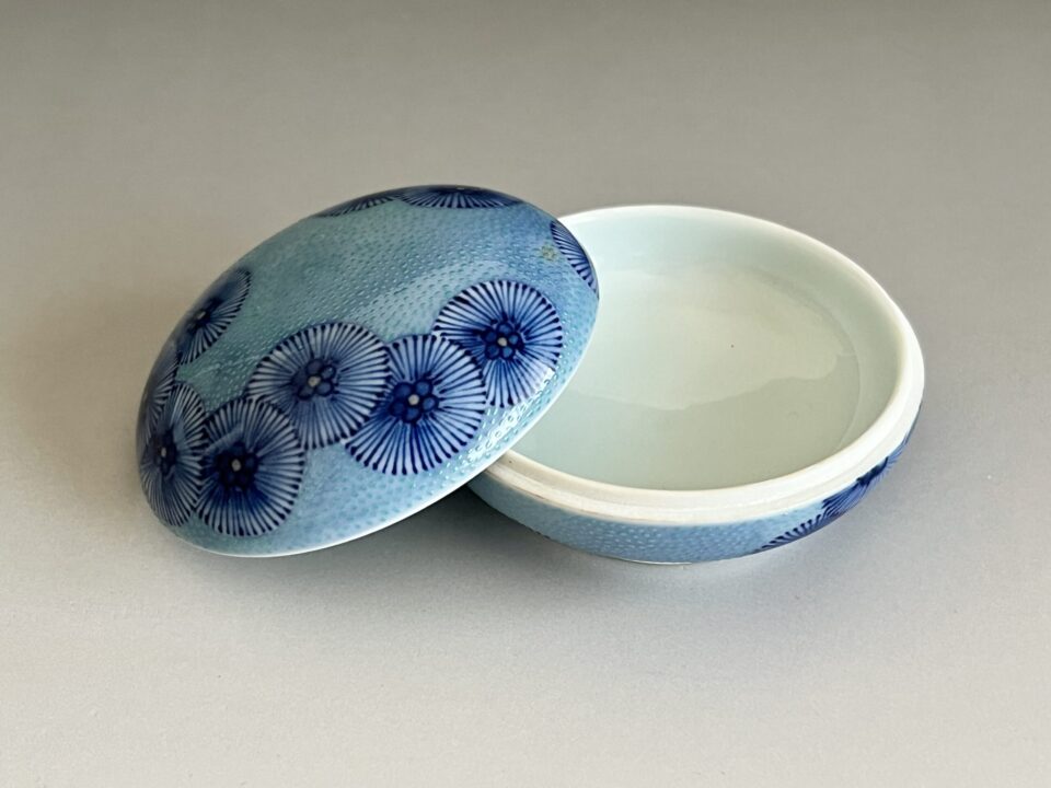 市川龍仙 （龍男）　鍋島焼　菊花紋　香合　蓋物　茶道具