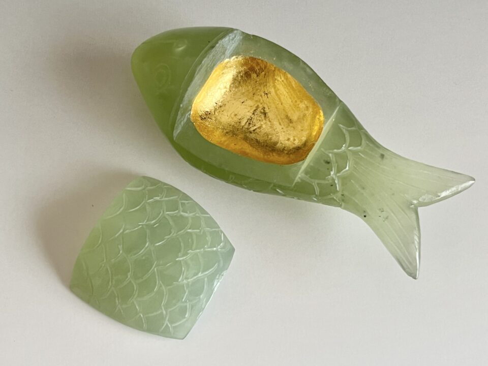 東大寺 筒井寛秀箱書　北京玉器庁造　玉魚佩　香合　（杉村和 箔打）茶道具