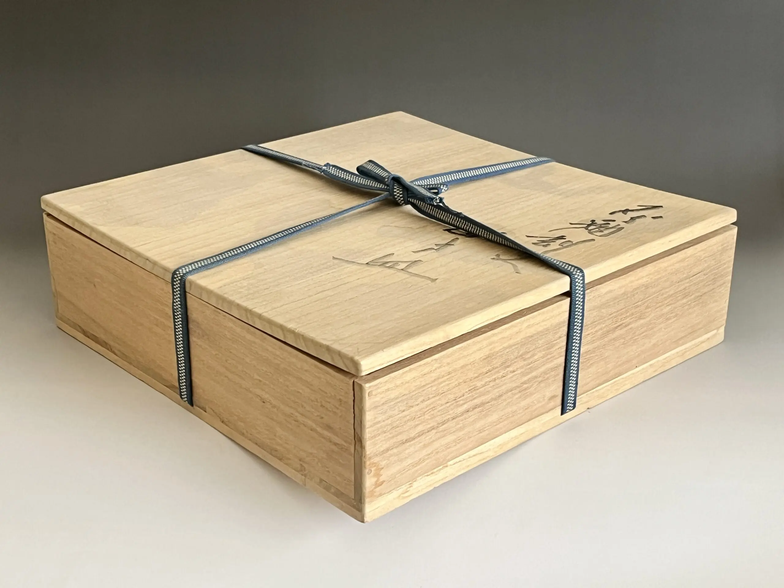 共箱（蓋反り、汚れ、割れ有り）／共布