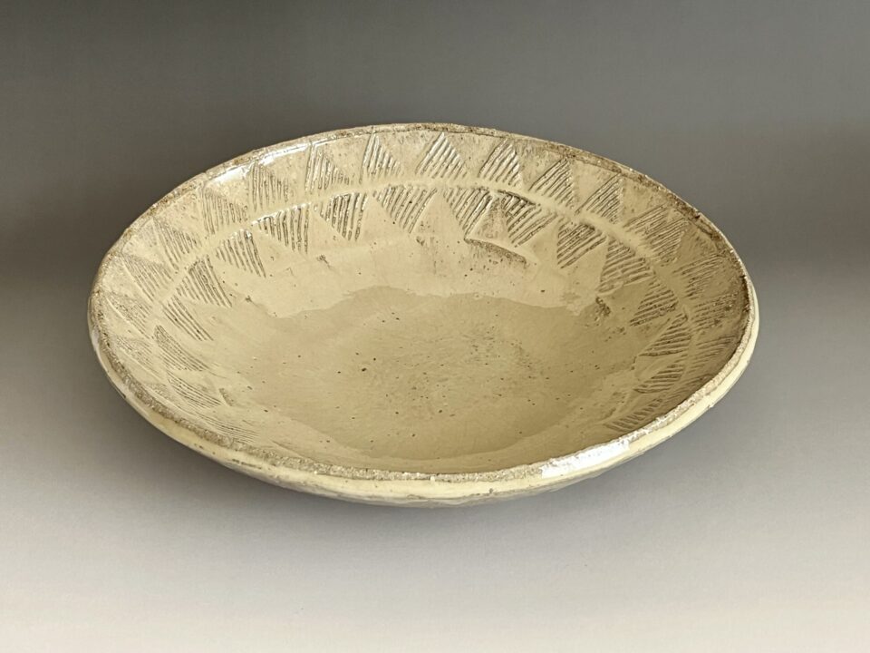 ★ 武内晴二郎　酒津堤窯　鉢　胴径30.5㎝　彫紋丸皿　和食器　民芸