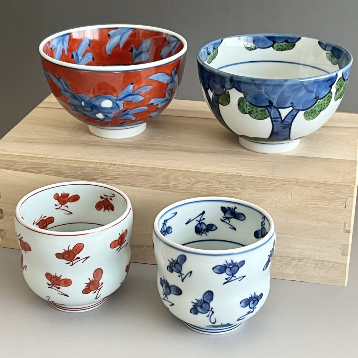 紺朱梅花 組湯呑　絵変わり飯碗　2点セット