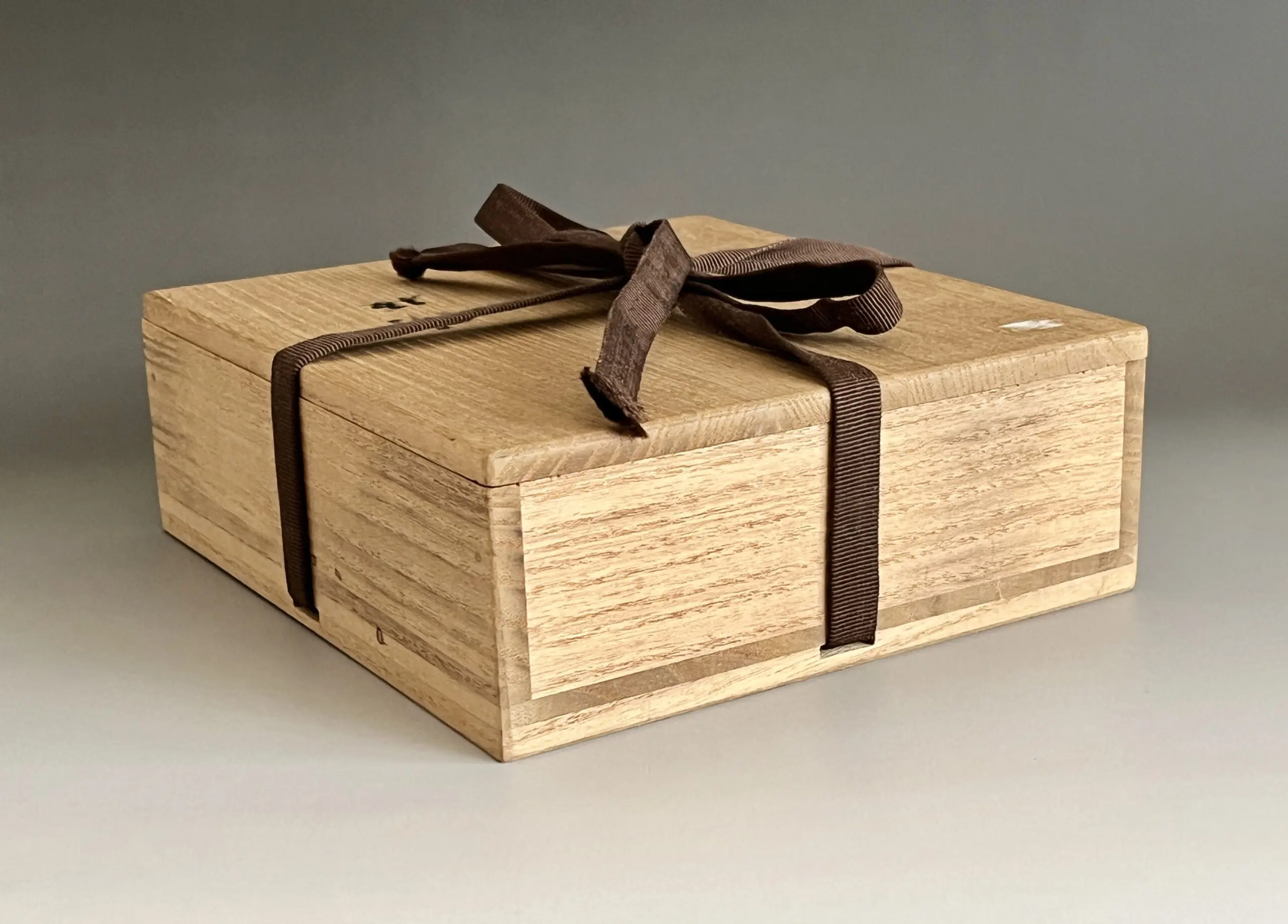 共箱（蓋に書き物、シール痕有り）