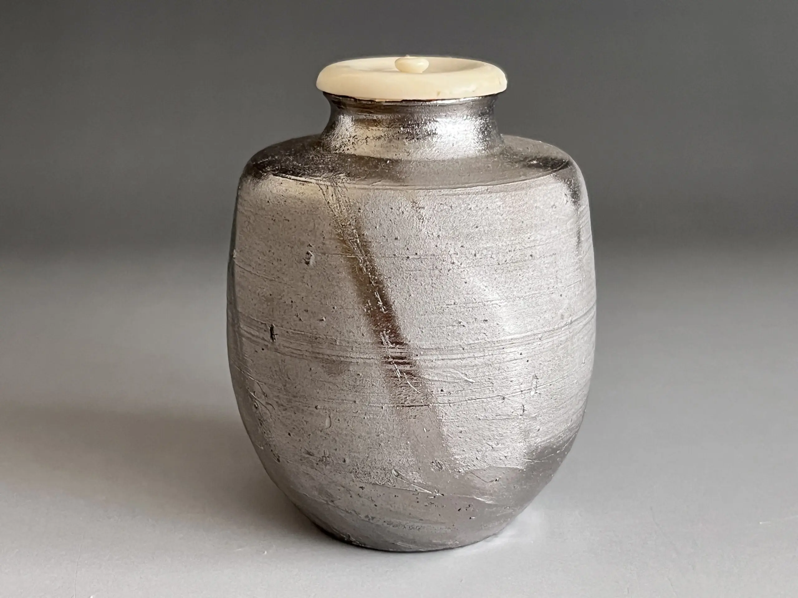 骨董品お茶入り漆塗 銀鑲嵌 松井興之 備前 銀彩肩衝茶入 茶道具 仕覆付き | 陶酔庵 -tousuian-