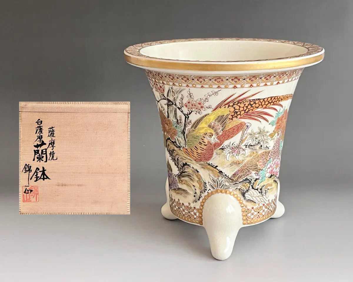 白薩摩　島津丸十紋　国宝　重要美術品に指定　蓋付　六角沈香壺　花鳥図　赤絵金彩 野崎正二 （錦正） 薩摩焼 白薩摩 蘭鉢 高さ19.0㎝ 金襴手花鳥図 盆栽