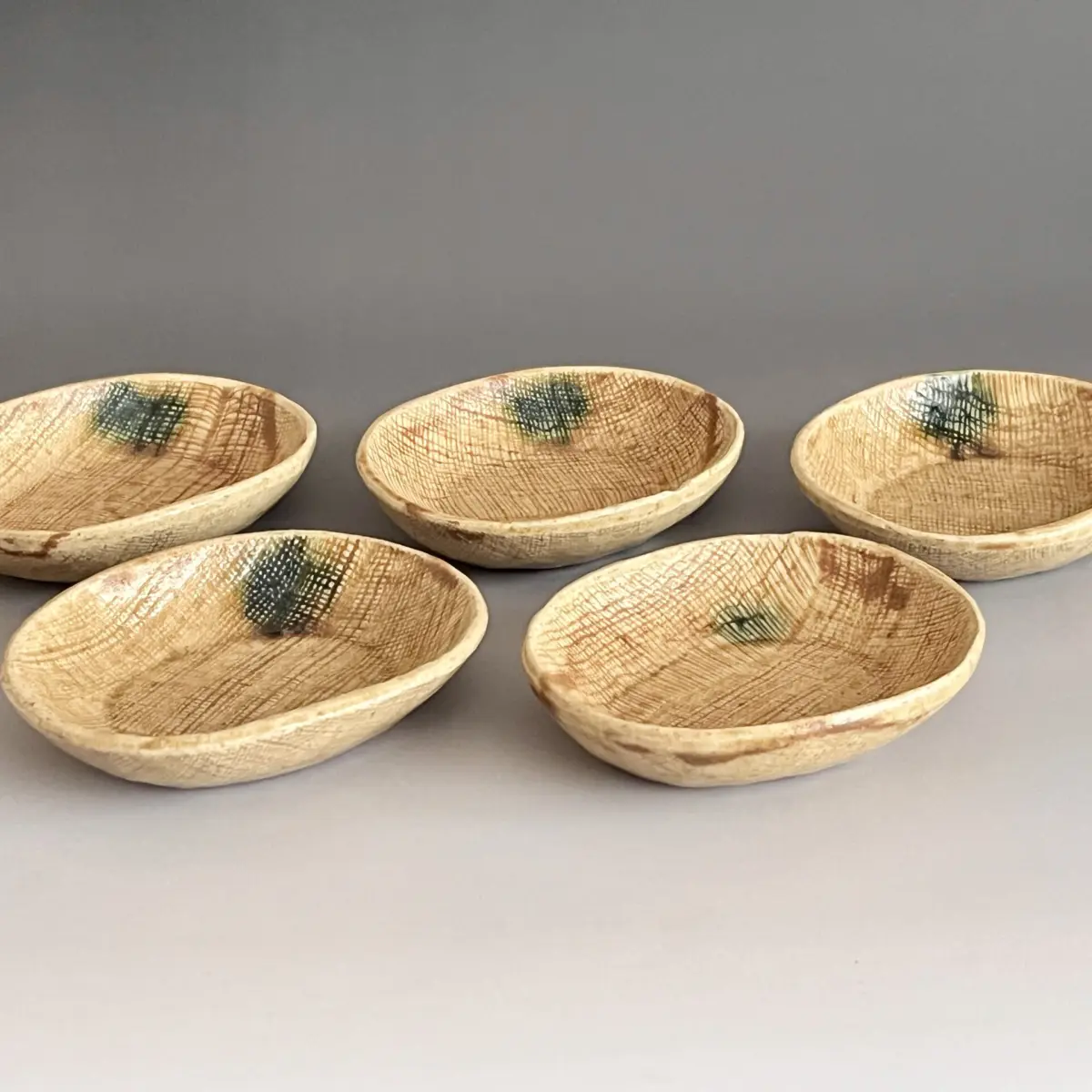 A1421-8/加藤伸也 作/黄瀬戸組皿5客/共箱/銘々皿/飾皿/盛皿/懐石道具 五代 加藤作助 （伸也） 黄瀬戸小皿 五枚 五客 豆皿 小判皿 銘々皿