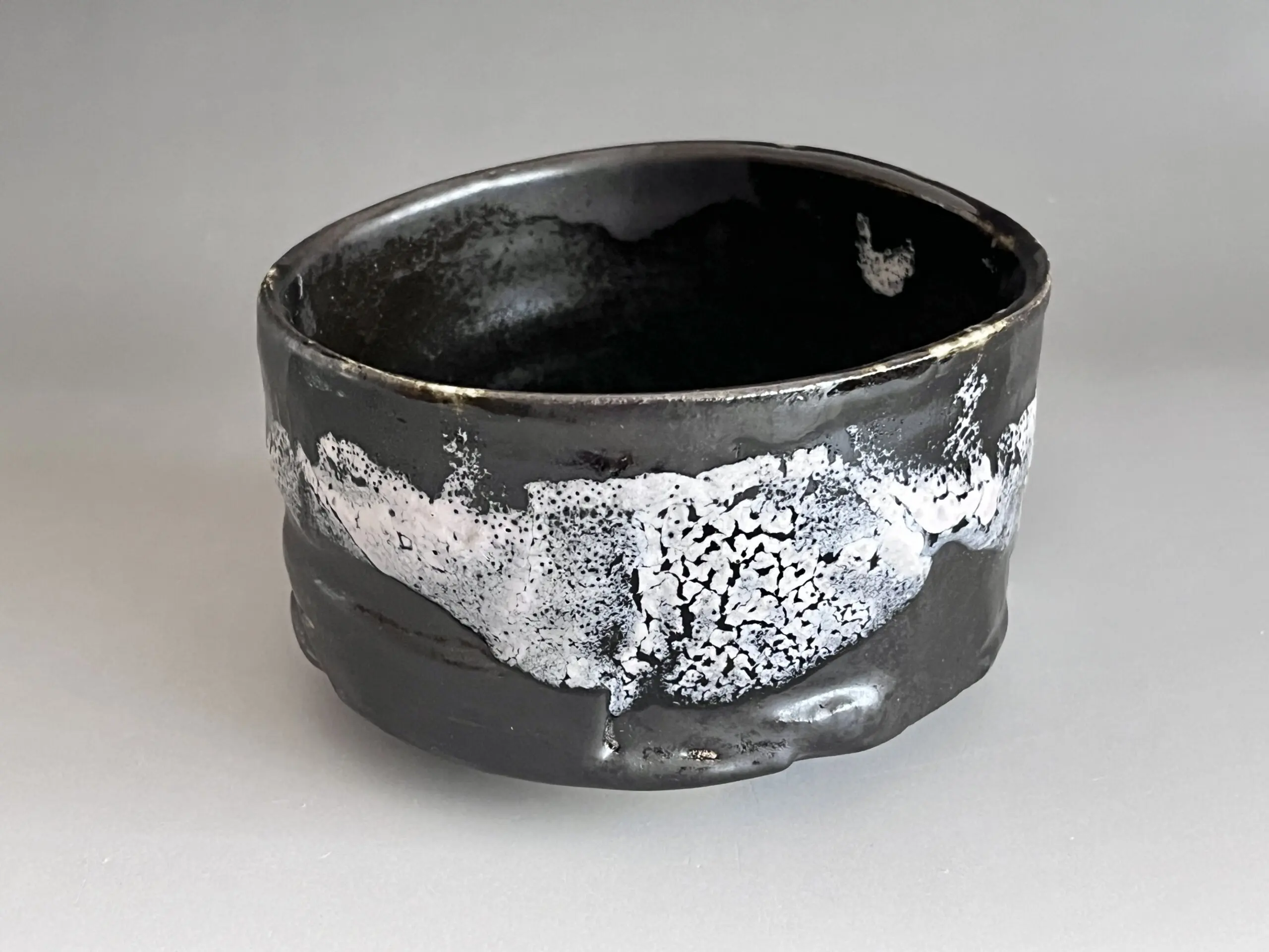 【上作】利茶土ミリグラム　黒白釉 沓茶碗 茶道具　黒織部 上作】利茶土ミリグラム 黒白釉 沓茶碗 茶道具 黒織部 上作】利茶土