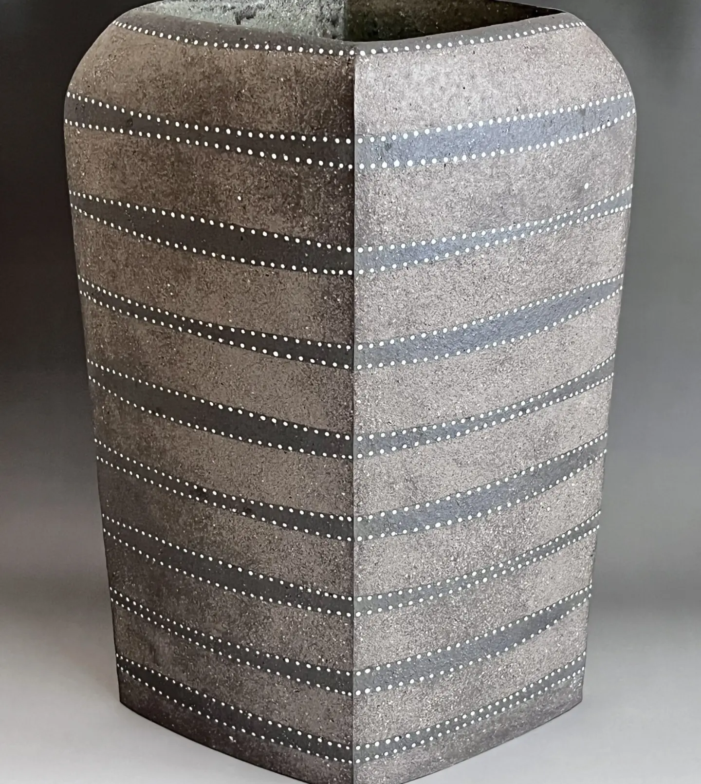 伊藤信 益子焼 象嵌角壷 高さ40.0㎝ 作陶展出展作品 飾り壷 花入 花瓶